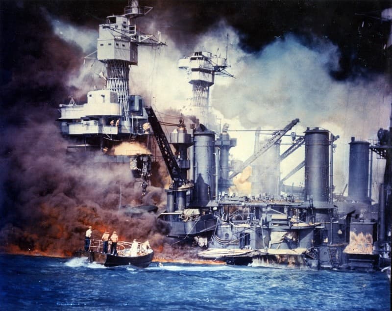 真珠湾攻撃で炎上する戦艦ウエストバージニア