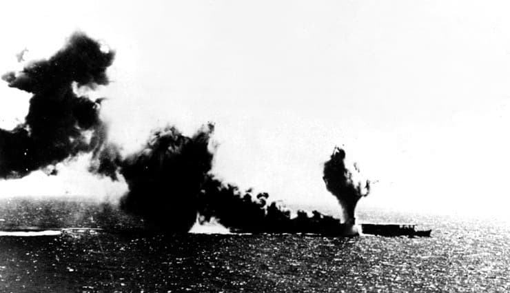 珊瑚海海戦で攻撃を受ける空母祥鳳