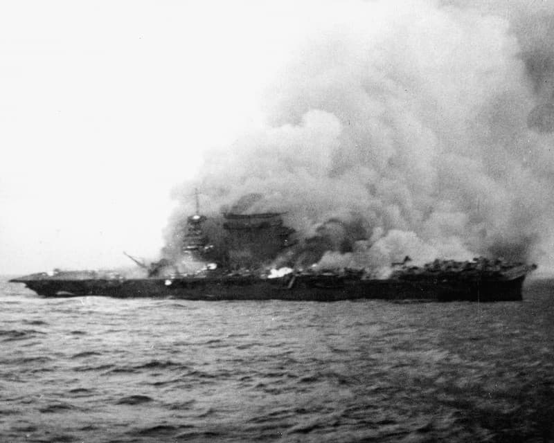 珊瑚海海戦で大破炎上する空母レキシントン
