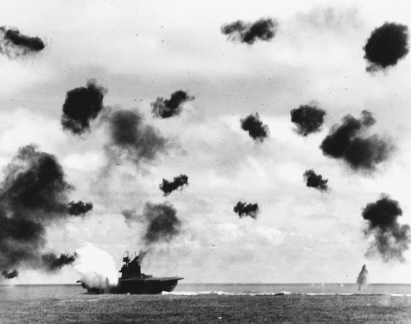 ミッドウェー海戦：飛龍攻撃隊の空襲を受け、対空戦闘中の空母ヨークタウン