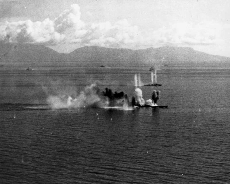 シブヤン海海戦(レイテ沖海戦)で空襲を受ける戦艦武蔵