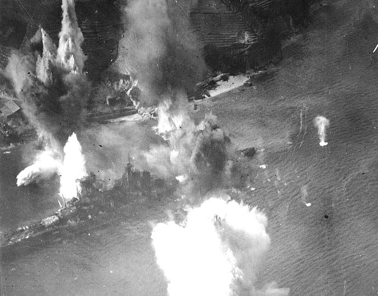 呉軍港空襲で爆撃を受ける大日本帝国海軍連合艦隊の戦艦【榛名／Haruna】