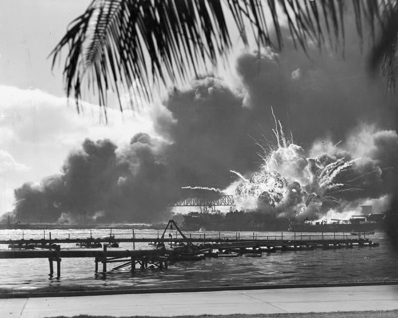 真珠湾攻撃で爆発する駆逐艦ショー