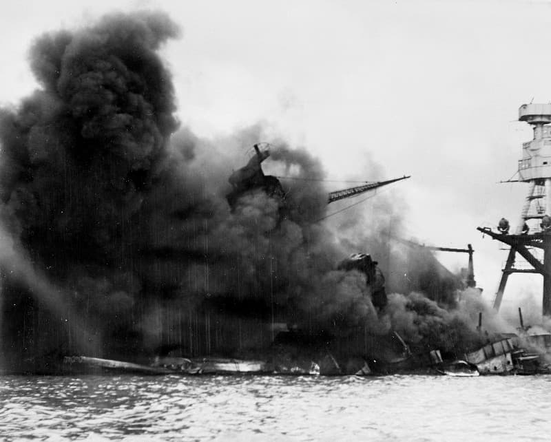 真珠湾攻撃で大破した戦艦アリゾナ